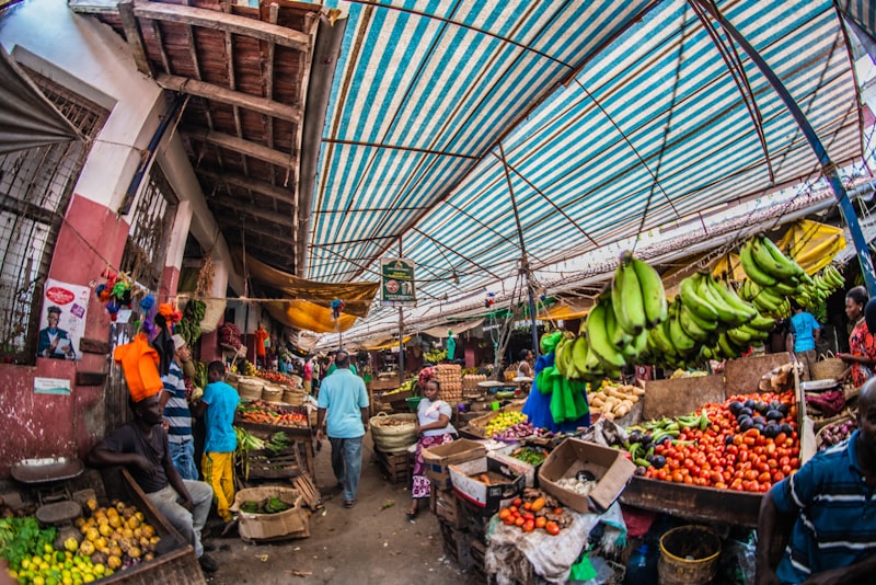 Colorful fruit market display for shopping practice with Spanish numbers | Audaz Revista