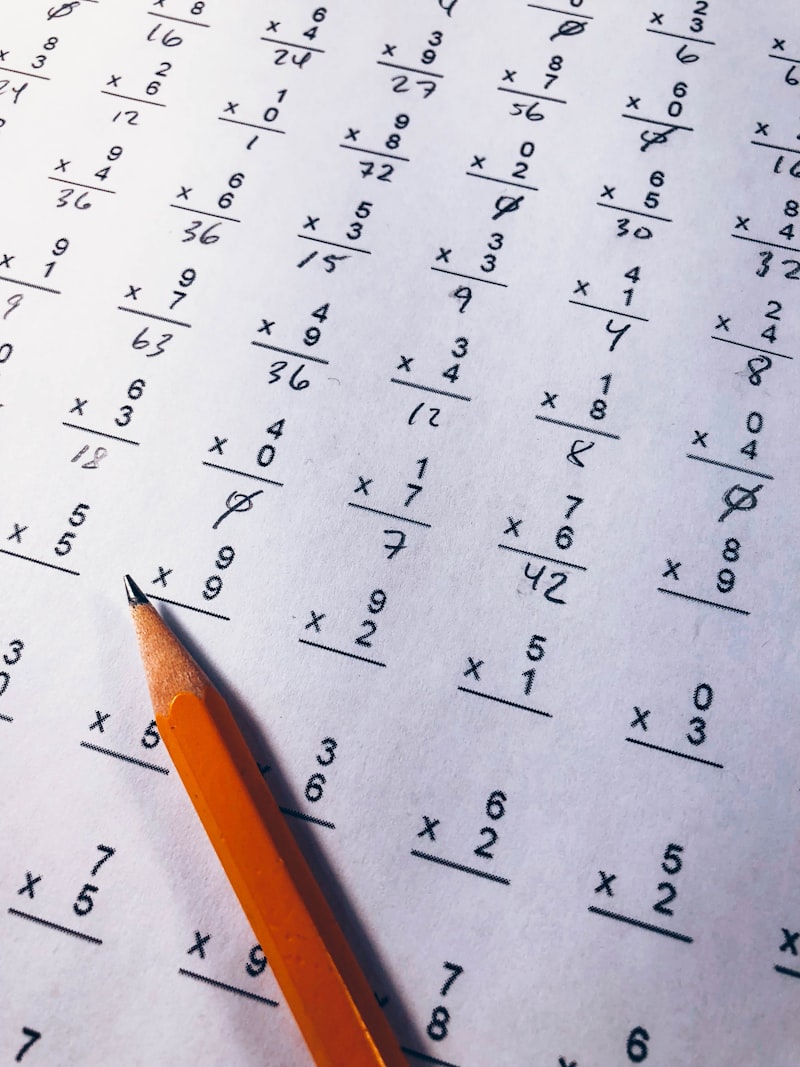 Brown pencil on equation paper showing mathematical learning | Audaz Revista