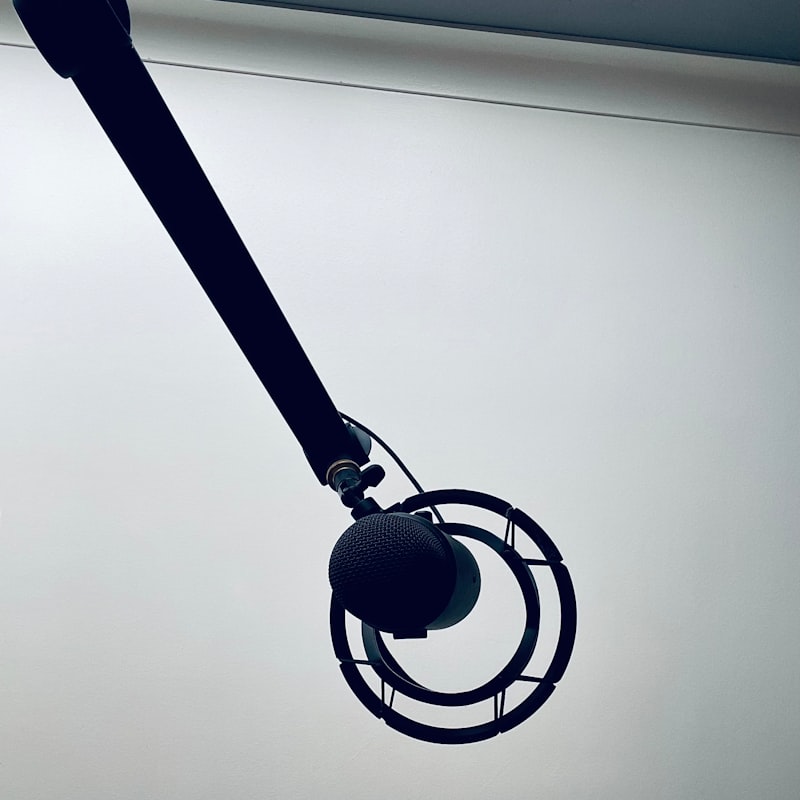 Podcast microphone for Spanish audio content creation | Audaz Revista