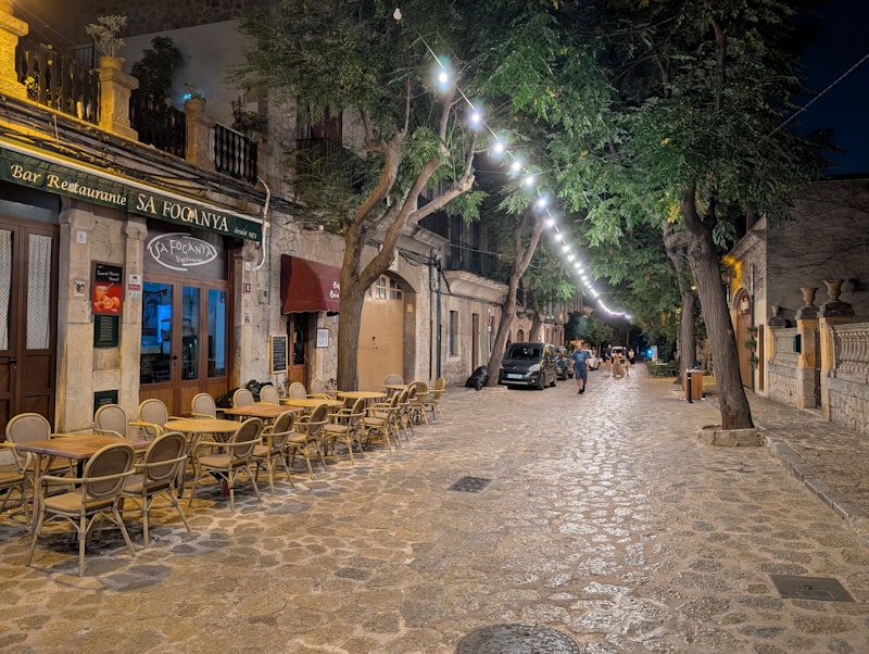 Charming Spanish street cafe with outdoor seating at night | Audaz Revista