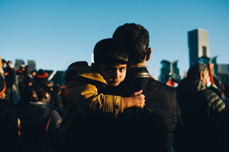 Friends warmly greeting each other with a hug in Spain | Audaz Revista