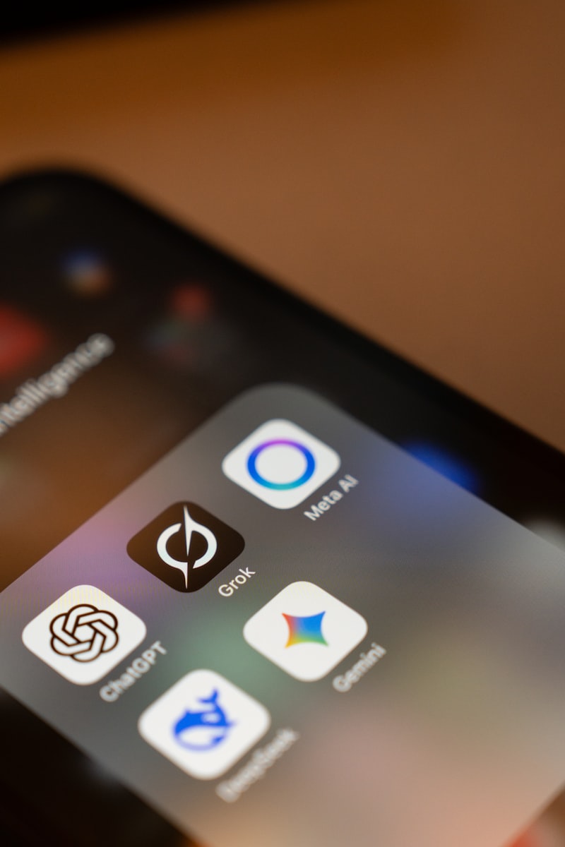 Smartphone with Spanish learning apps Duolingo Babbel | Audaz Revista