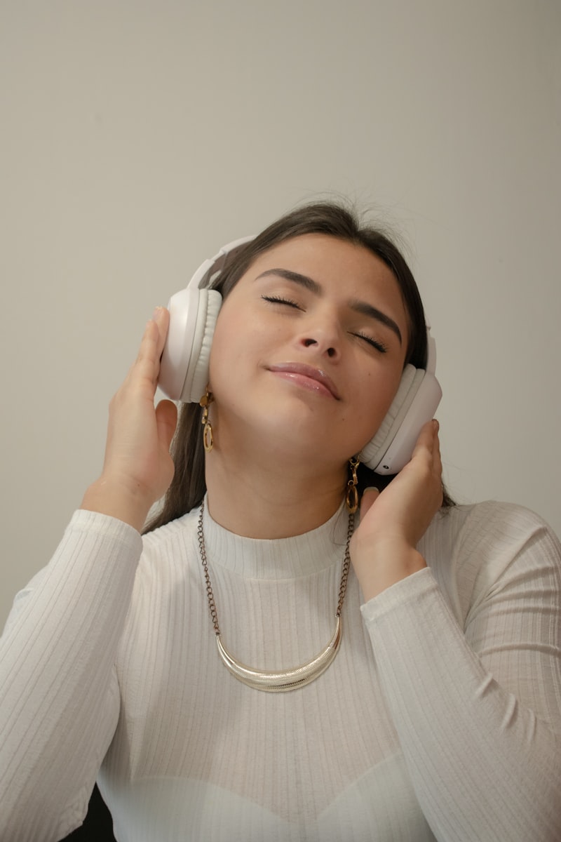 Headphones for listening to Spanish learning podcasts | Audaz Revista