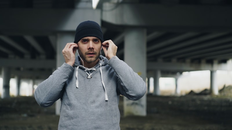 Runner with earbuds listening to Spanish podcast while exercising | Audaz Revista