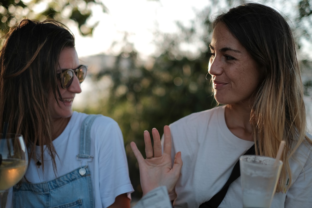 Friends having casual conversation using Spanish slang | Audaz Revista