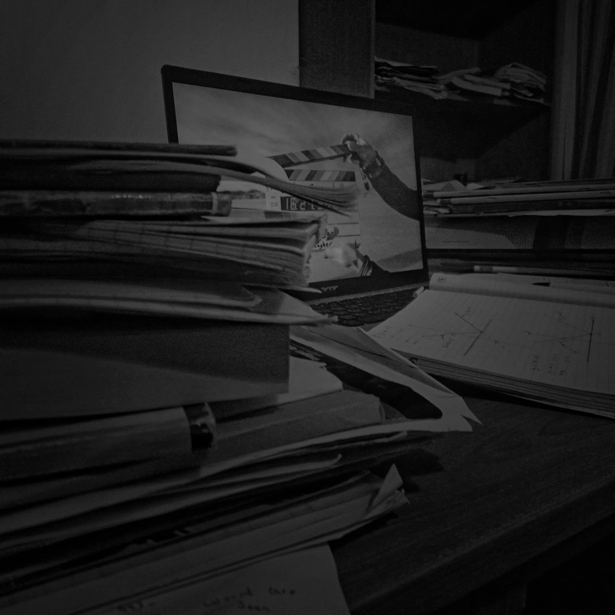 Laptop and books on desk showing modern vs traditional Spanish learning methods | Audaz Revista