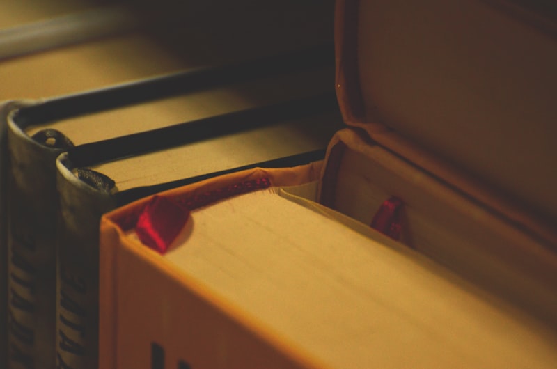 Stack of books for Spanish language study and practice | Audaz Revista