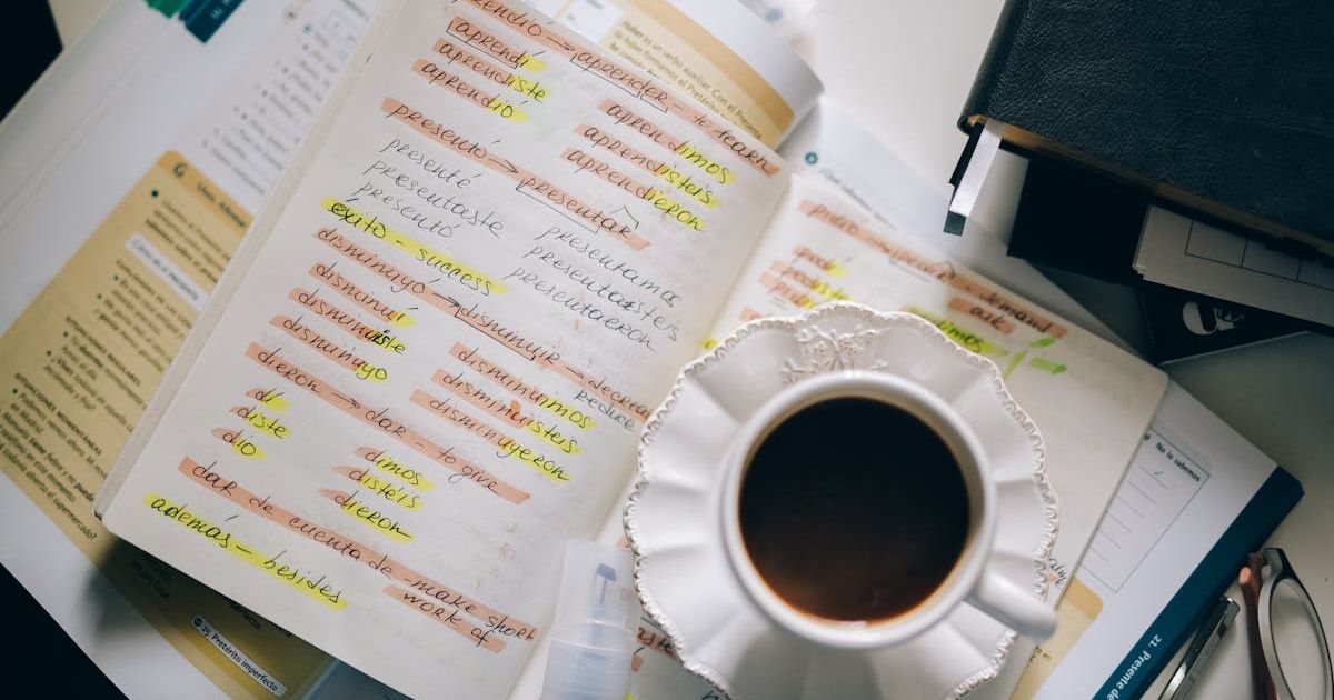 Handwritten Spanish notes with coffee cup for learning gender in Spanish nouns | Audaz Revista