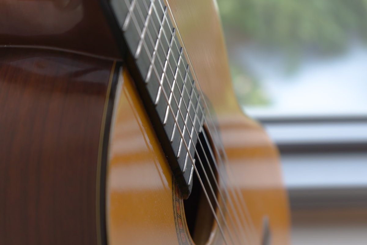 Spanish flamenco guitar close-up representing Spanish music genres | Audaz Revista