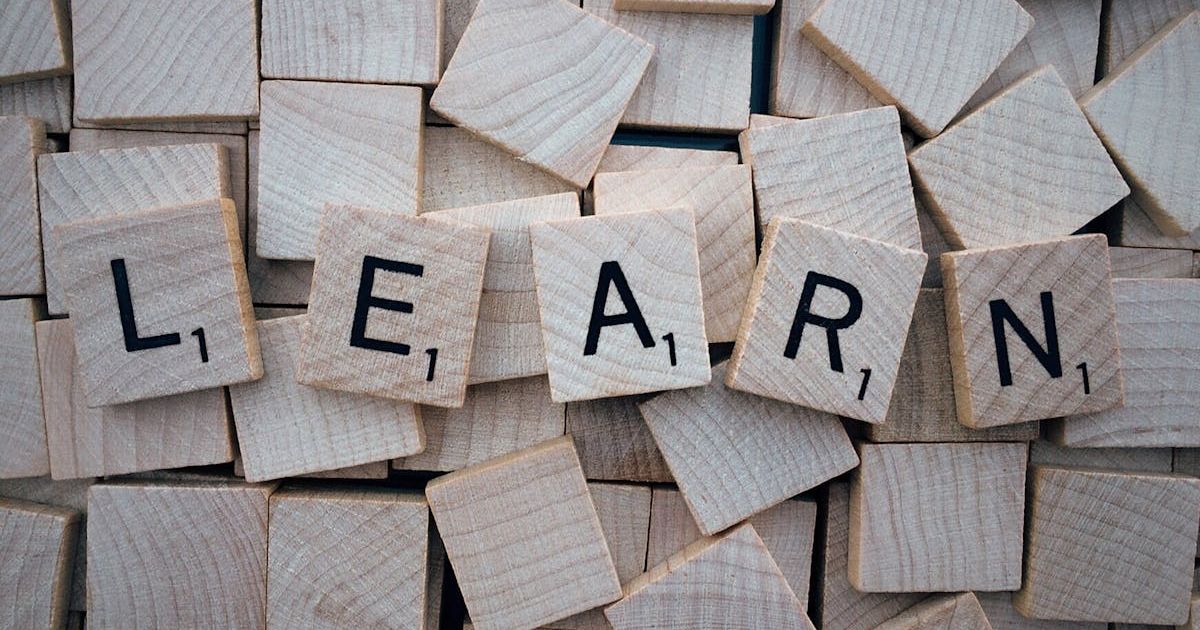 Wooden letter tiles spelling learn for Spanish vocabulary building | Audaz Revista