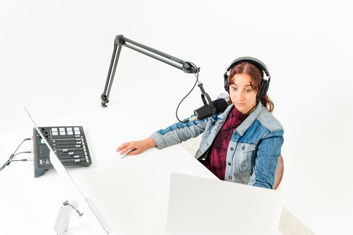 Professional podcast microphone setup for recording Spanish language learning content | Audaz Revista