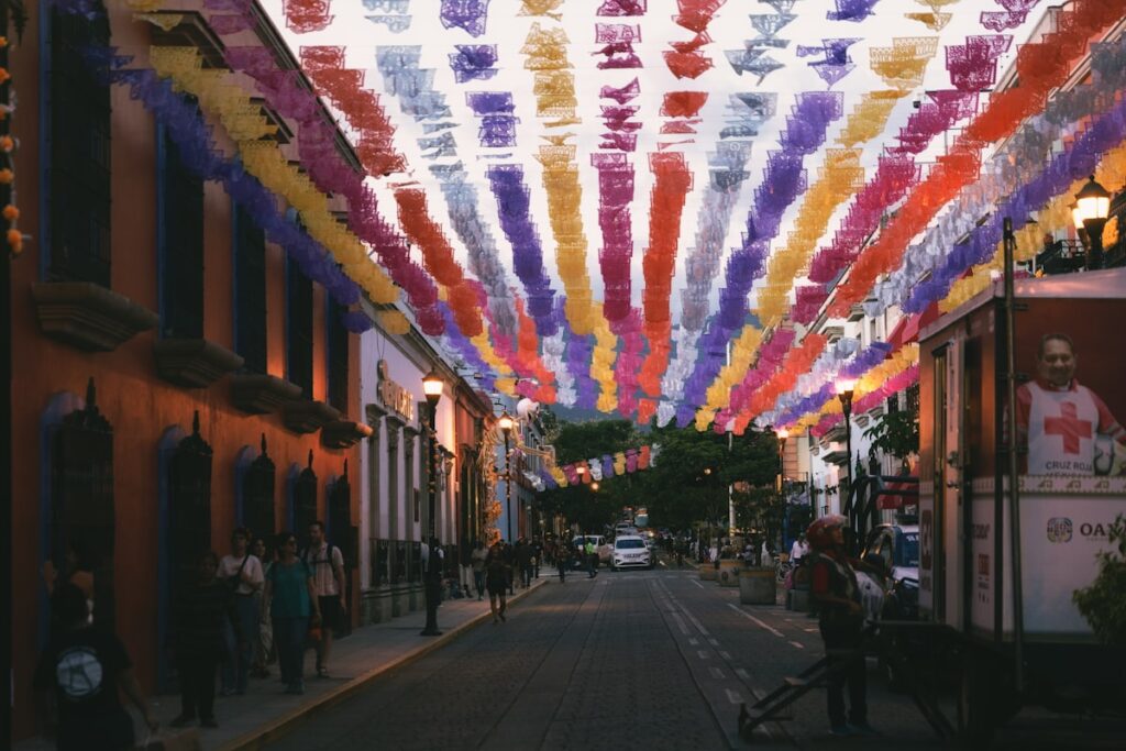 Colorful Latin American colonial architecture and street festival celebrating diverse cultural traditions | Audaz Revista
