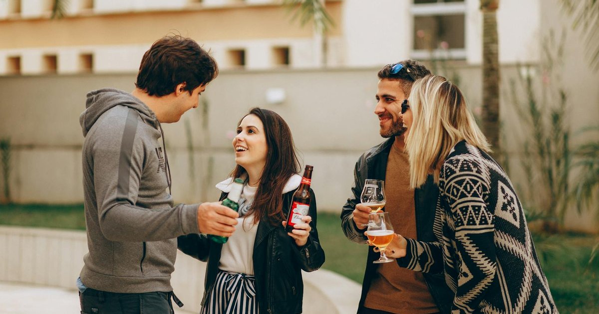 Friends socializing at a Spanish cafe demonstrating social etiquette
