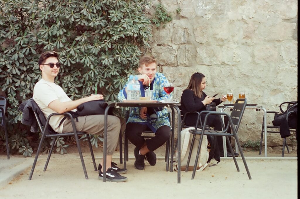 A person listening to spoken Spanish through headphones in a cafe