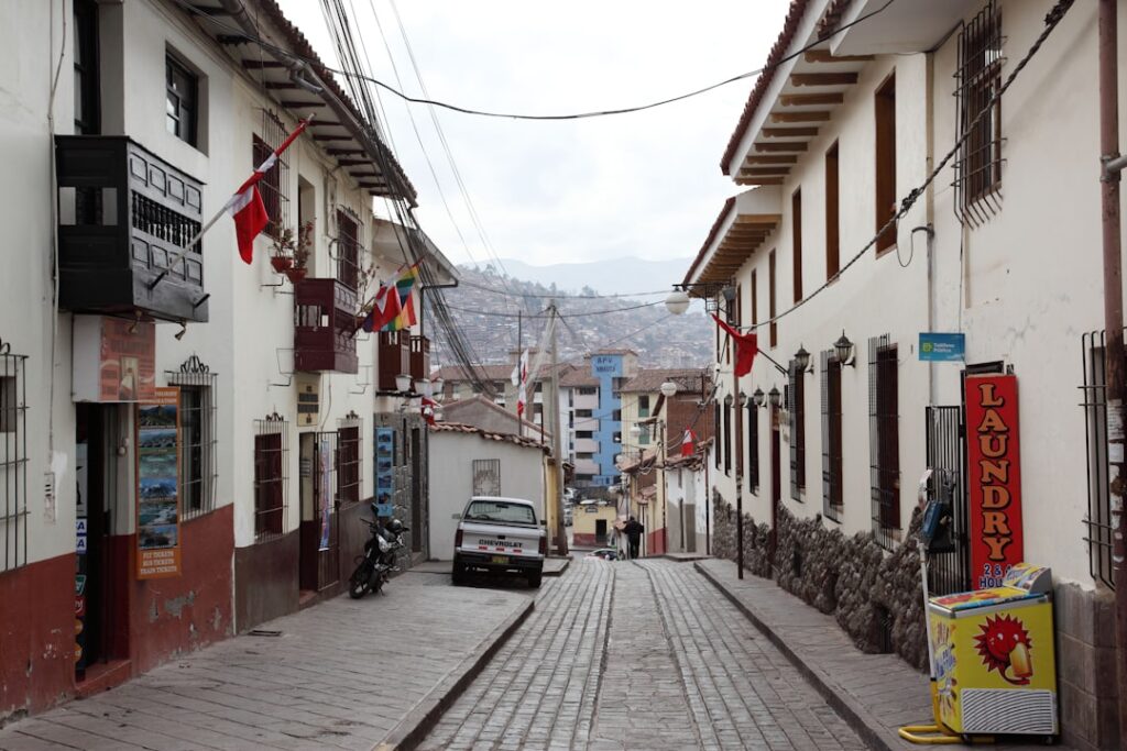 A colonial street in Cusco, Peru, a highland city whose Spanish keeps the final s strong and reduces unstressed vowels instead.