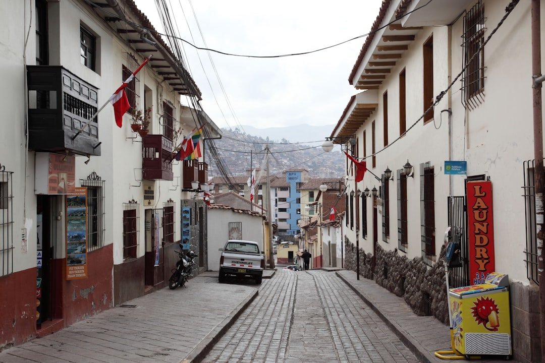 A colonial street in Cusco, Peru, a highland city whose Spanish keeps the final s strong and reduces unstressed vowels instead.