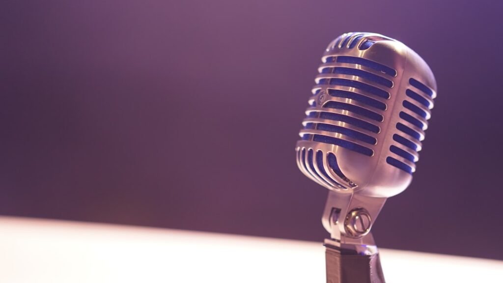 A studio podcast microphone, used to record Spanish true crime shows
